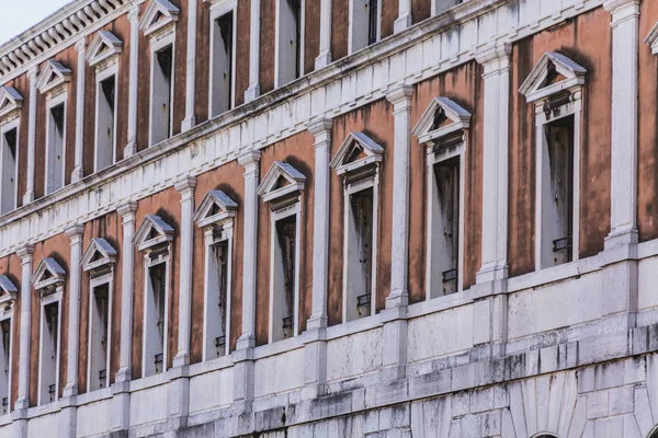 Ряды окон на здании Венеции — стоковое фото