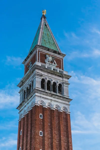 Spitze des Glockenturms in Heilig-Kreuz-Platz — Stockfoto