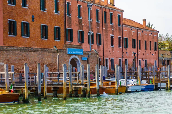 Träbåtar på Venedig polisstation — Stockfoto