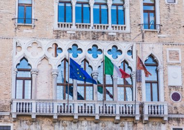 Venedik balkonda üç bayrak