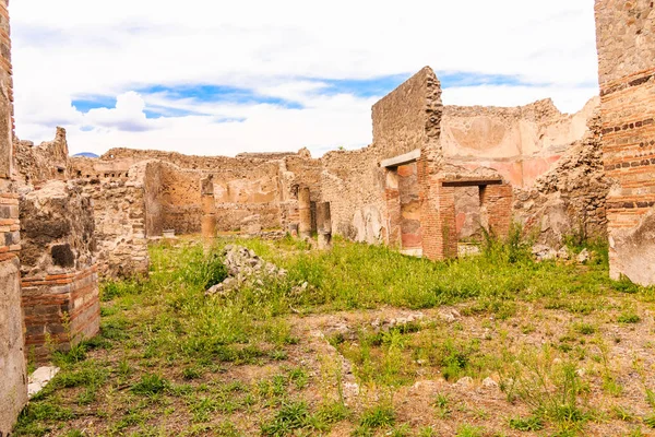 Patio en casas antiguas de Pompeya — Foto de Stock