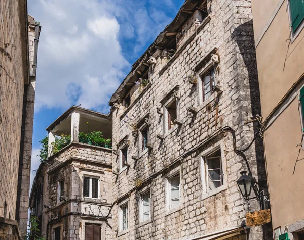 Stare budynki z kamienia w mieście Kotor — Zdjęcie stockowe
