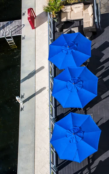 Drei blaue Regenschirme — Stockfoto