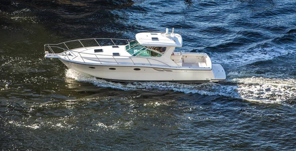 White Yacht in Intracoastal — Stock Photo, Image