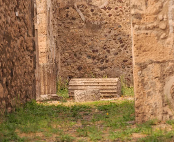 Gebroken kolom in Pompeii binnenplaats — Stockfoto