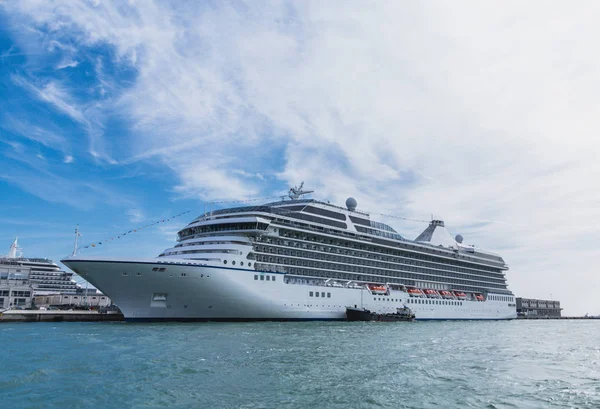 Um navio de cruzeiro branco no porto de Veneza — Fotografia de Stock