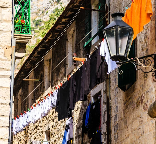 Laundry in Kotor Alley — Stock Photo, Image