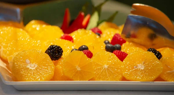 Orangen und Beeren in Scheiben geschnitten — Stockfoto