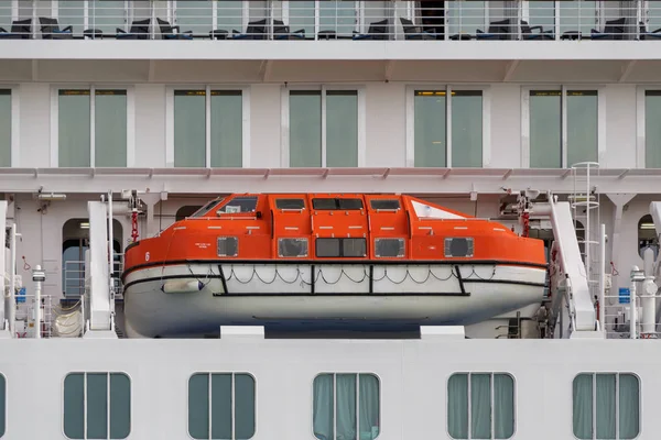 Bateau de sauvetage sur bateau de croisière dans le port de Venise — Photo