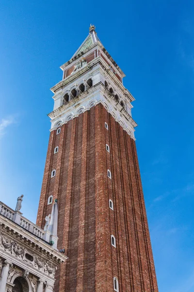 Saint işaretleri çan kulesi aşağıdan — Stok fotoğraf