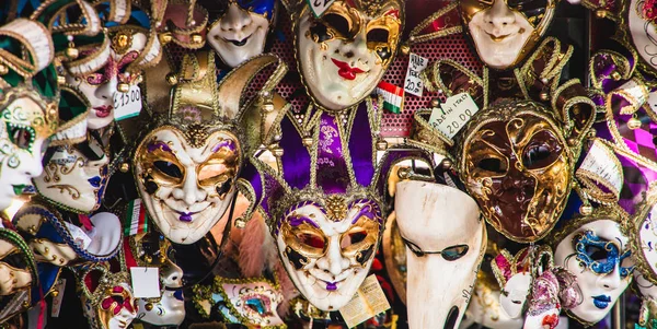 Mur de masques de carnaval vénitien — Photo