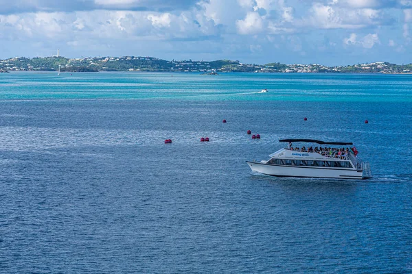 Tour en verre à la recherche bateau — Photo