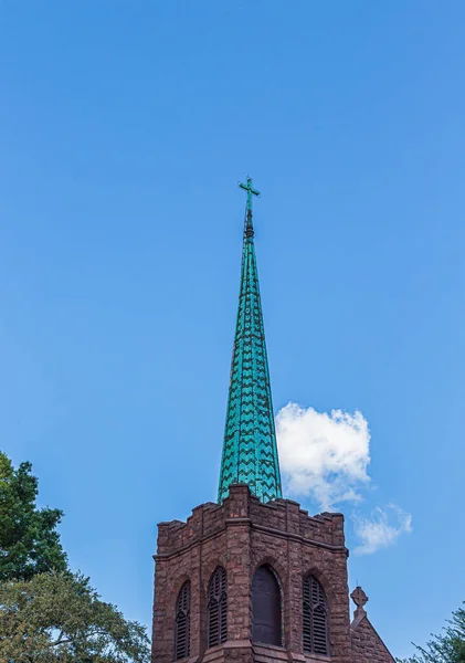 Antiguo campanario y campanario verde — Foto de Stock