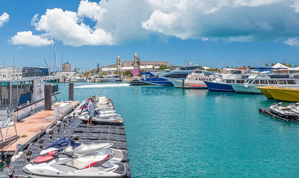 Jet Skis e iates no estaleiro das Bermudas — Fotografia de Stock