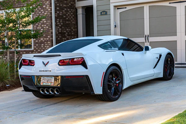 Vit Corvette på uppfarten — Stockfoto
