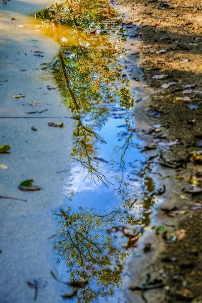 Schöner Himmel spiegelt sich wider — Stockfoto