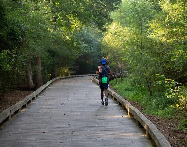 Runner on Early Morning Trail — Stock Photo, Image