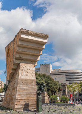 Barcelona Meydanı 'ndaki heykel
