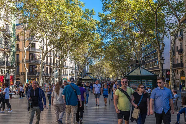 Multitud de turistas en La Rambla — Foto de Stock