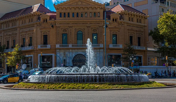 Fuente en la Plaza de Barcelona — Foto de Stock