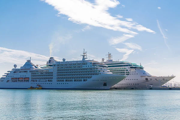 Twee cruiseschepen op Blauw — Stockfoto