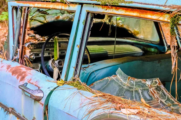 Scheiben an Schrottauto eingeschlagen — Stockfoto