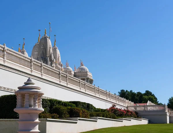 环绕着印度教寺庙的景观 — 图库照片#