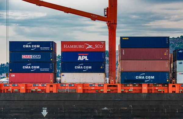 Contenedores apilados en el barco — Foto de Stock