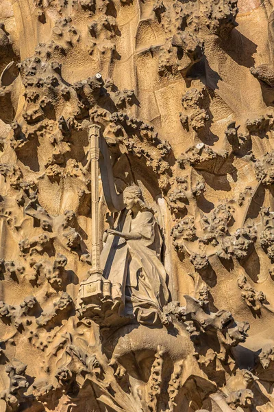 Арфистка на Sagrada Familia — стоковое фото