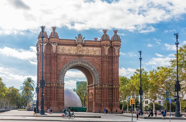 Turistas en Barcelona Arch —  Fotos de Stock