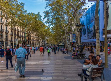 La Rambla 'da Gezinen İnsanlar