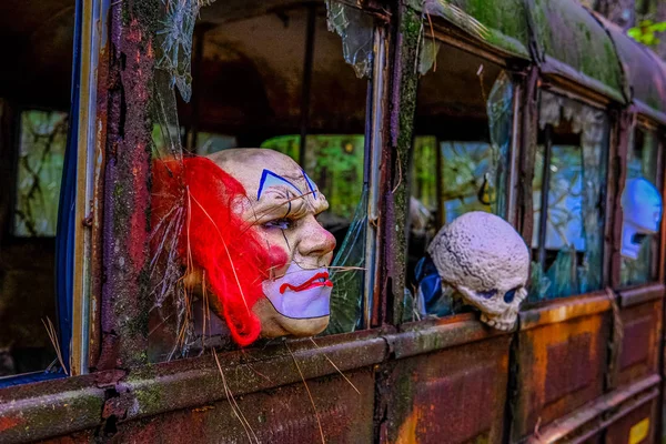 Máscaras assustadoras em um ônibus — Fotografia de Stock