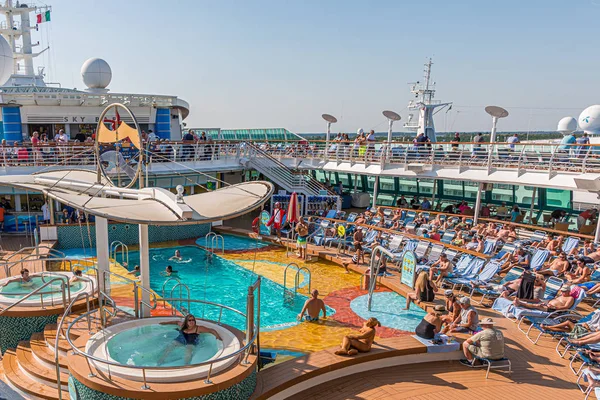 Whirlpool and Swimming Pool on Cruise Ship — Stock Photo, Image