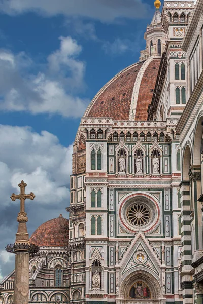 Krzyż przez Il Duomo — Zdjęcie stockowe