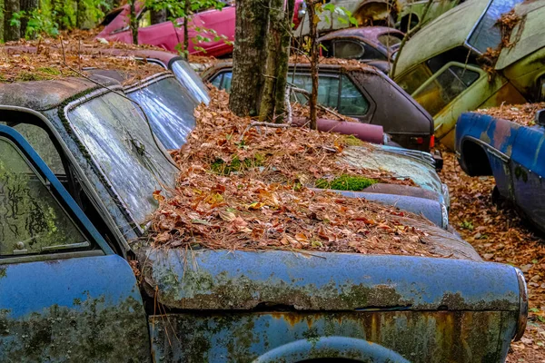 Linha de carros destruídos — Fotografia de Stock