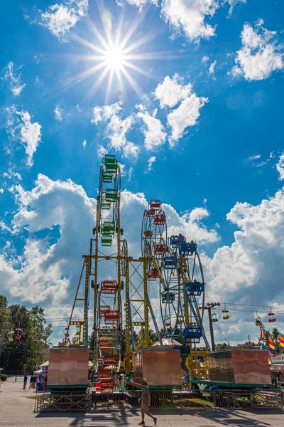 Karneval rider under oktober himlen — Stockfoto