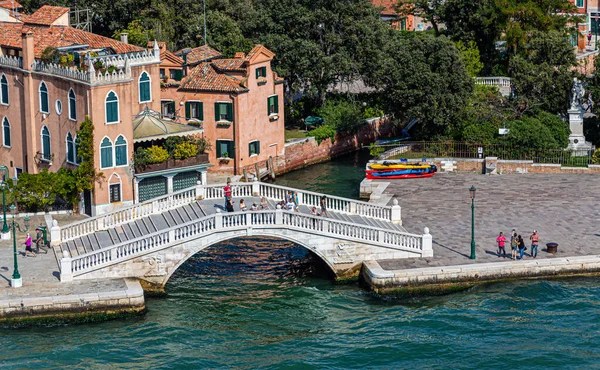 White Bridge over Canal in Venice — Stock Photo, Image