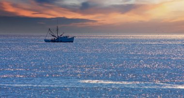 Şafakta Mavi Deniz 'de karides teknesi