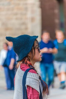 örgü şapkalı kız