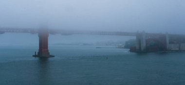 Yoğun Sis Altında Altın Kapı