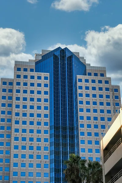 Pedra moderna e edifício de vidro azul — Fotografia de Stock