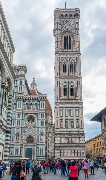 Folkmassor vid Il Duomo Bell Tower — Stockfoto