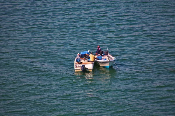 Разговоры двух рыбацких лодок — стоковое фото