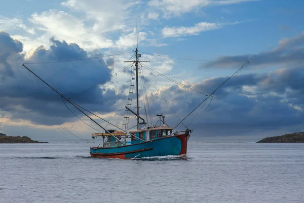 Blaues Garnelenboot am dramatischen Himmel — Stockfoto