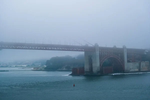 Zware mist op Golden Gate Bridge — Stockfoto