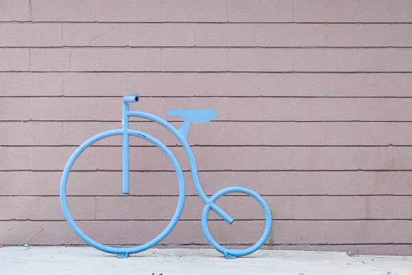 Μπλε ποδήλατο σχεδιασμός σε τοίχο σανίδα — Φωτογραφία Αρχείου