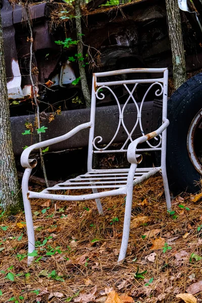 Ancienne chaise en métal blanc — Photo