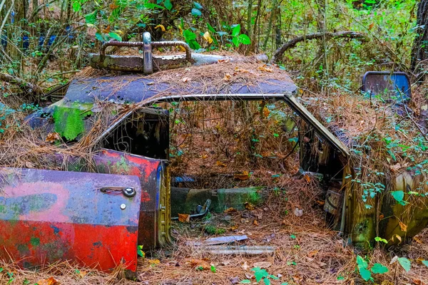 Porta Vermelha Contra Carro Destruído — Fotografia de Stock