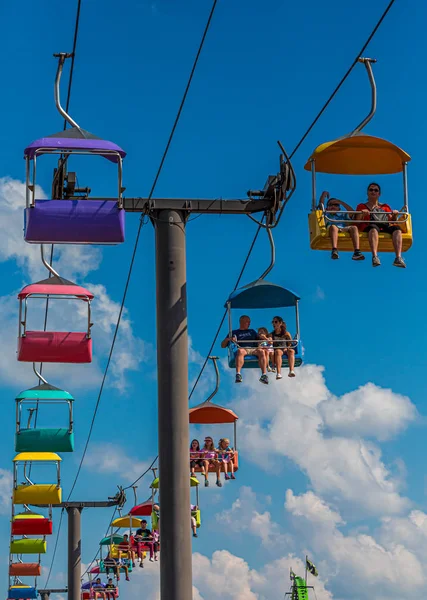 Karnaval 'da renkli Skylift — Stok fotoğraf