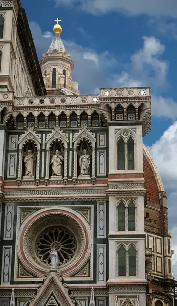 Guld kors på Il Duomo Steeple — Stockfoto